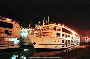 Výletní parníky kotvící u nábřeží, Luxor.